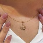 آویز طلا طرح دختر و انار - Image 2